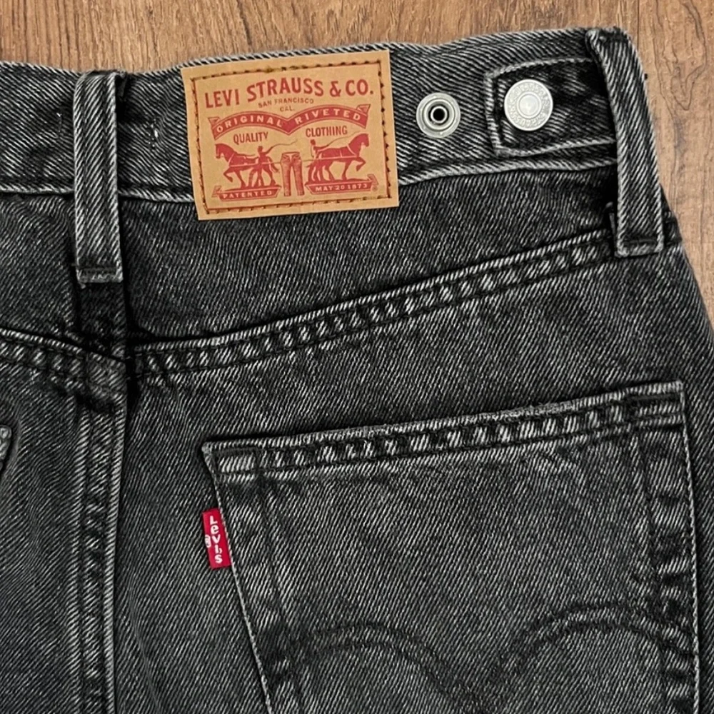 Levi's Women's Cinch Waist Barrel Jeans - Picture 11 of 15